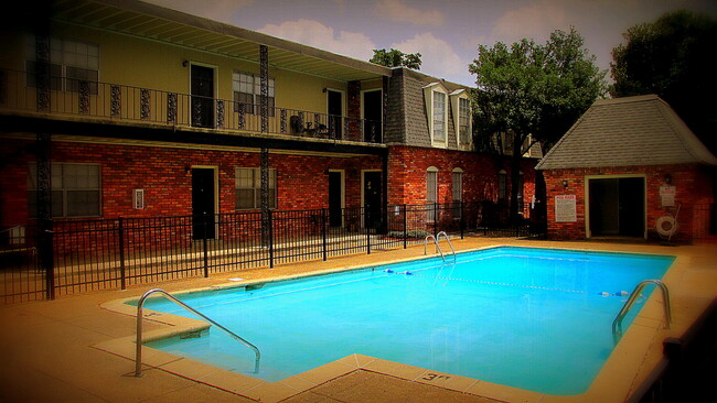 Courtyard CitiFlats Apartments in Montgomery, AL - Foto de edificio - Building Photo