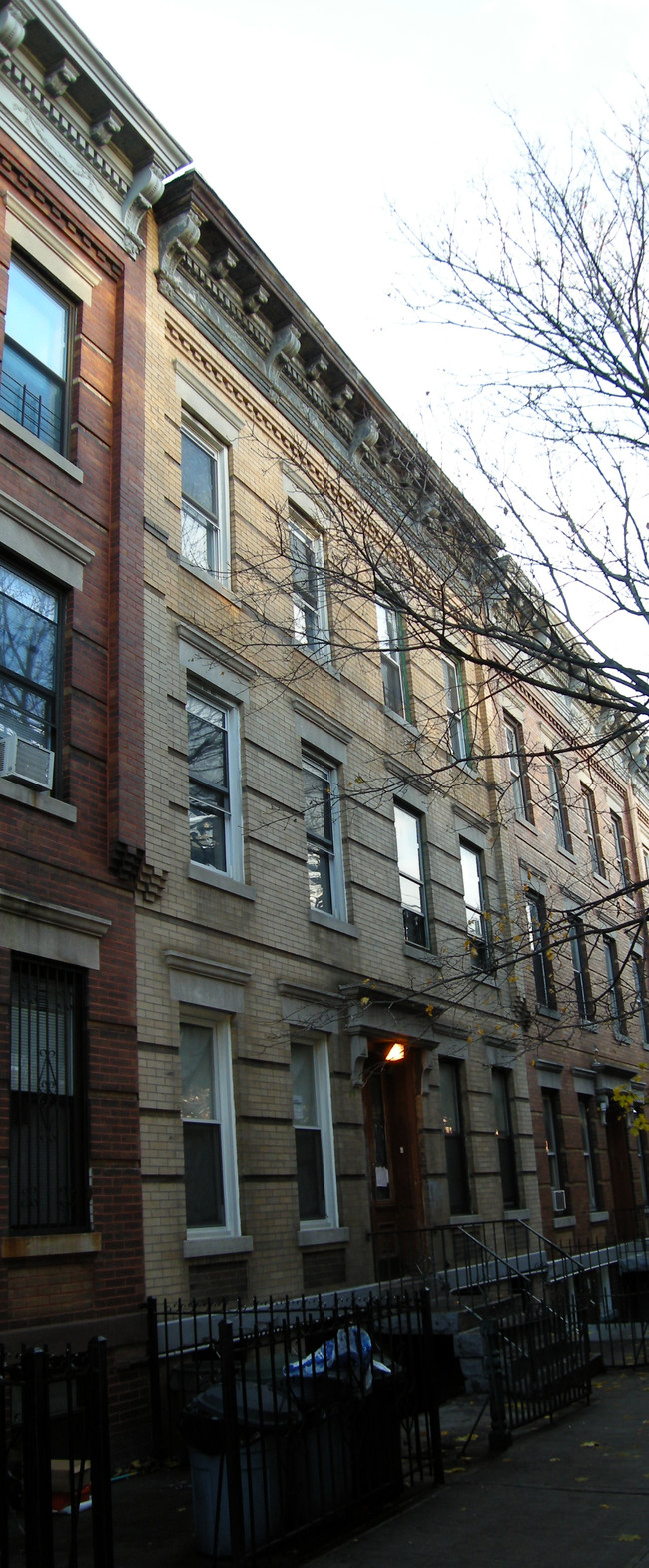 17-20 Palmetto St in Flushing, NY - Foto de edificio - Building Photo