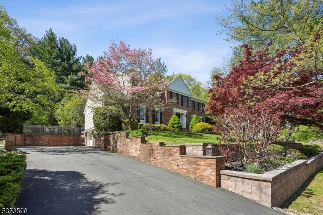 property at 7 Woods Ln