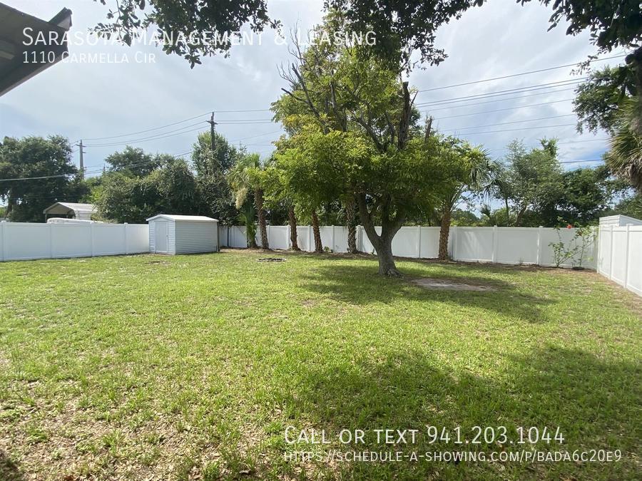 1110 Carmella Cir in Sarasota, FL - Building Photo
