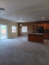 928 Morning Glory Dr in Independence, OR - Building Photo - Building Photo
