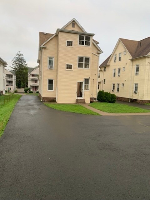 135 S Highland St in West Hartford, CT - Building Photo - Building Photo