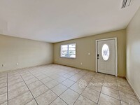 565 W 79th Pl in Hialeah, FL - Foto de edificio - Building Photo