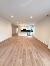 7841 S Essex Ave in Chicago, IL - Foto de edificio - Building Photo