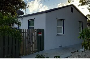 911 NW 62 Ave in Hollywood, FL - Building Photo