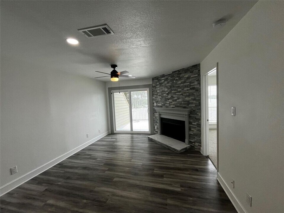 18800 Egret Bay Blvd in Houston, TX - Building Photo