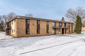 Allen Avenue in West St. Paul, MN - Foto de edificio - Building Photo