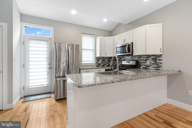 property at 724 E Thompson St