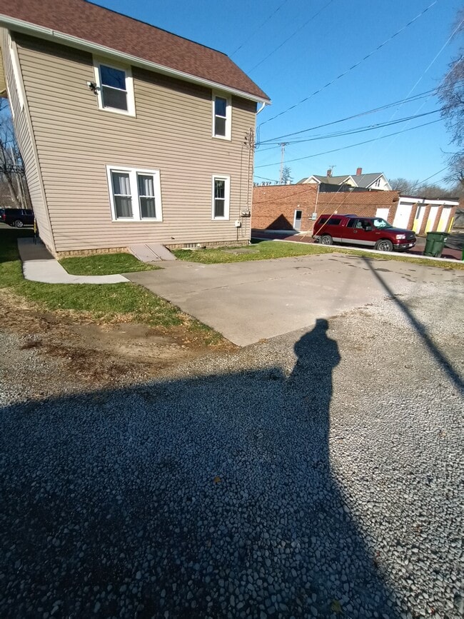 898 1st St NE in Massillon, OH - Foto de edificio - Building Photo