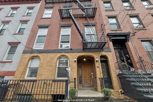 243 Montgomery St in Jersey City, NJ - Building Photo