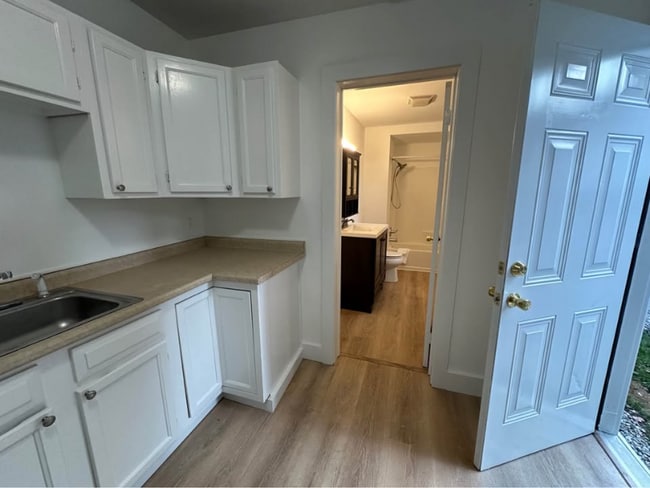 5 Lake Ave in Danbury, CT - Foto de edificio - Building Photo