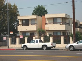 6911 Woodley Ave Apartments