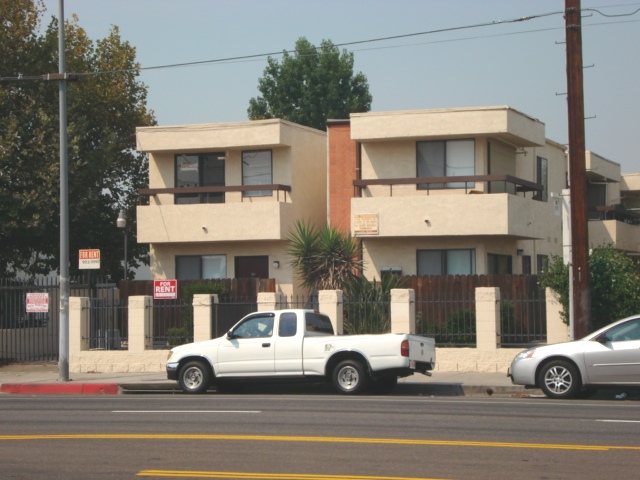 6911 Woodley Ave in Van Nuys, CA - Foto de edificio