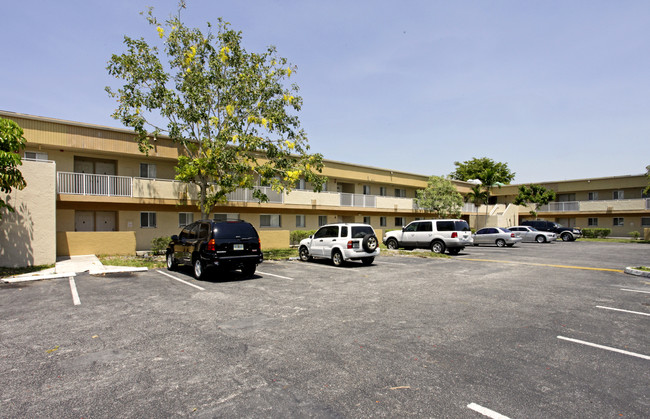 Bermuda Club in Homestead, FL - Building Photo - Building Photo