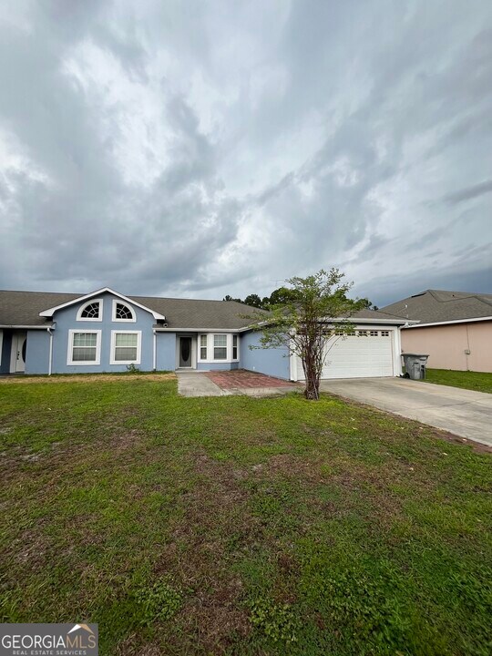 209 Royal Palms Ave in Kingsland, GA - Building Photo