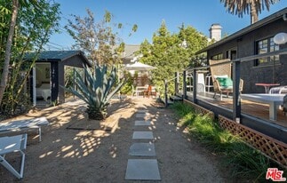 947 Amoroso Pl in Los Angeles, CA - Building Photo