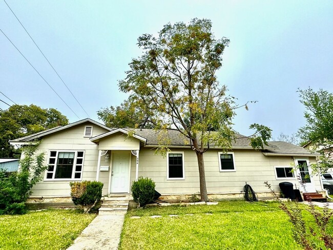 306 Koch St in Schertz, TX - Foto de edificio - Building Photo