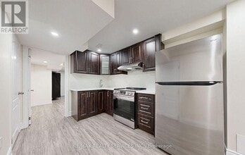 7095 Village Walk in Mississauga, ON - Building Photo - Building Photo