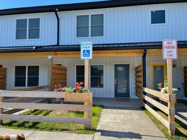 2044 Solstice Lane, Unit #105 in Geneva, NY - Foto de edificio - Building Photo