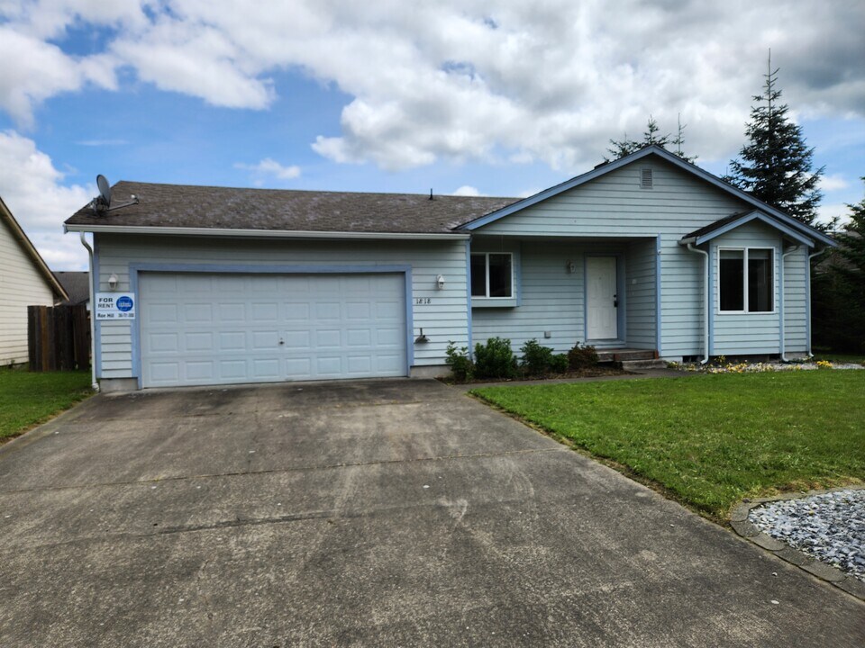 1818 Hillview Rd in Centralia, WA - Building Photo