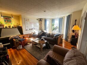 5 Day St, Unit 2 in Cambridge, MA - Foto de edificio - Building Photo