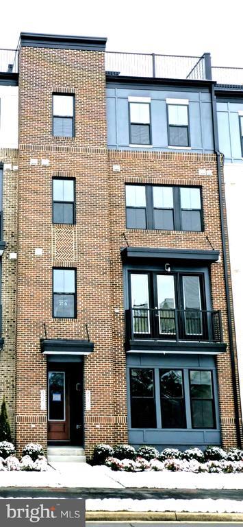 property at 43400 Farringdon Sq