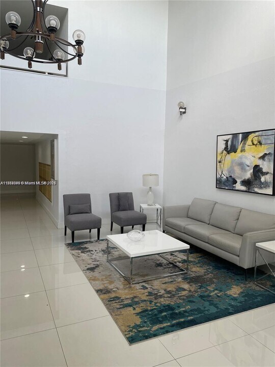 200 Lakeview Dr in Weston, FL - Building Photo