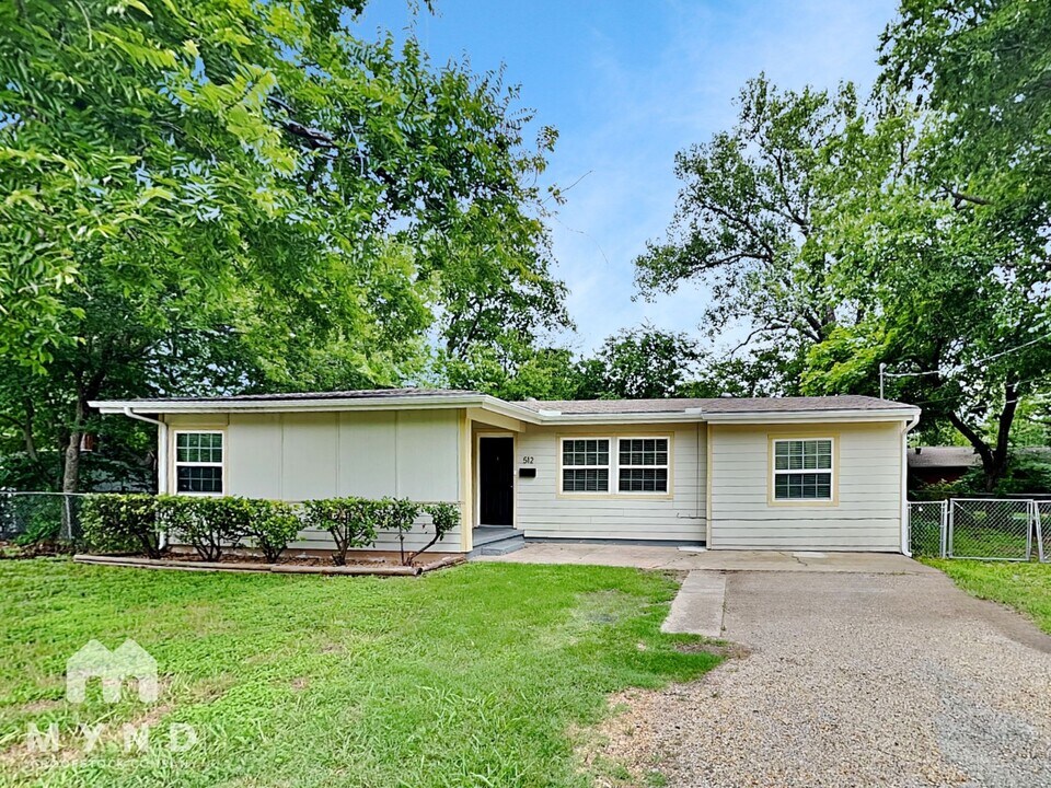 512 E University Ave in Waxahachie, TX - Building Photo