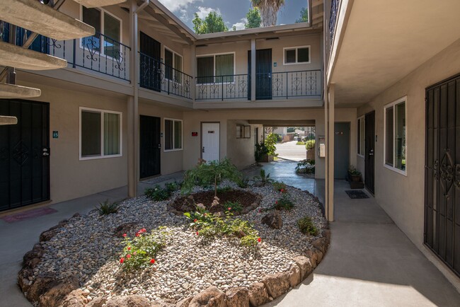 Hamilton Manor Apartments in Campbell, CA - Building Photo - Building Photo