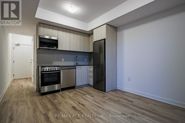 7437 Kingston Rd in Toronto, ON - Building Photo - Building Photo