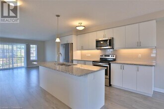 172 S Creek Dr in Kitchener, ON - Building Photo - Building Photo
