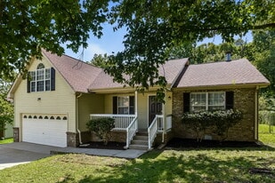 295 Sanders Dr in La Vergne, TN - Building Photo