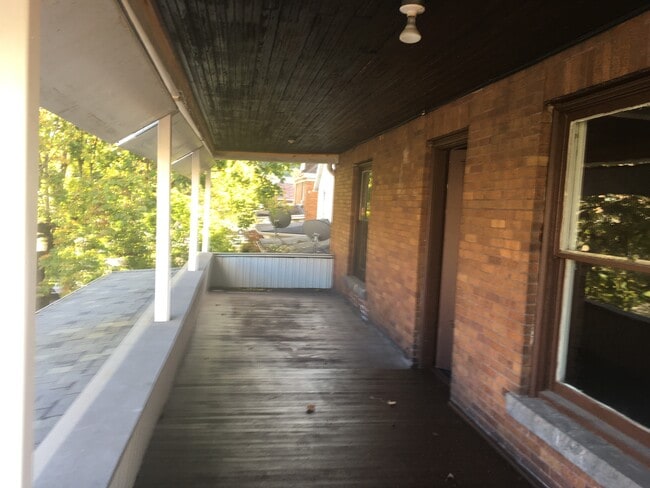 105 W Monroe Ave, Unit B in Vandergrift, PA - Foto de edificio - Building Photo