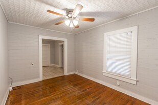 104 S Beauregard St in Alvin, TX - Building Photo