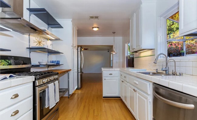 1067 Sanborn Ave in Los Angeles, CA - Building Photo - Building Photo