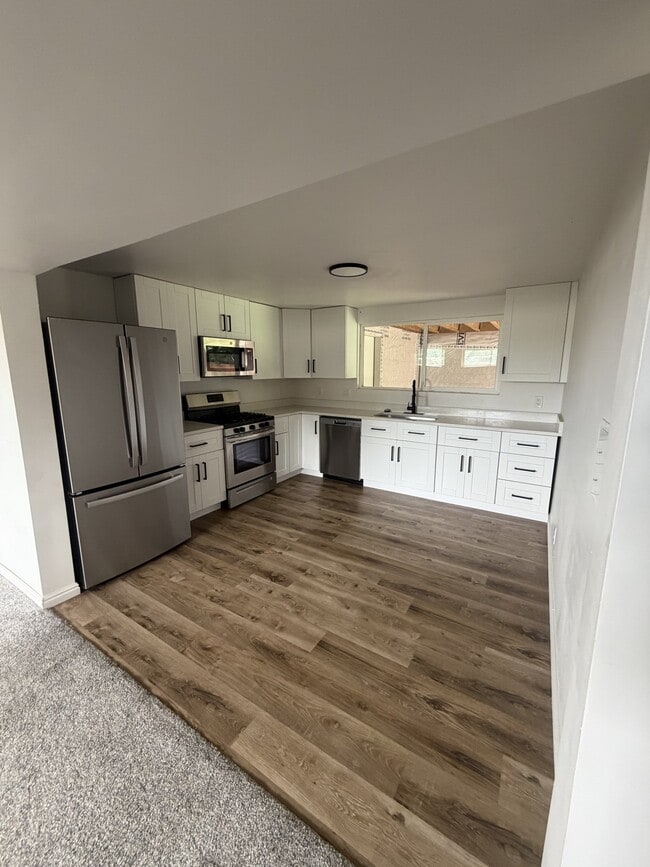 943 E Crestwood Rd