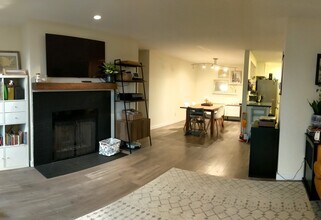 9710 Greenwood Ave N, Unit 406 in Seattle, WA - Foto de edificio - Building Photo
