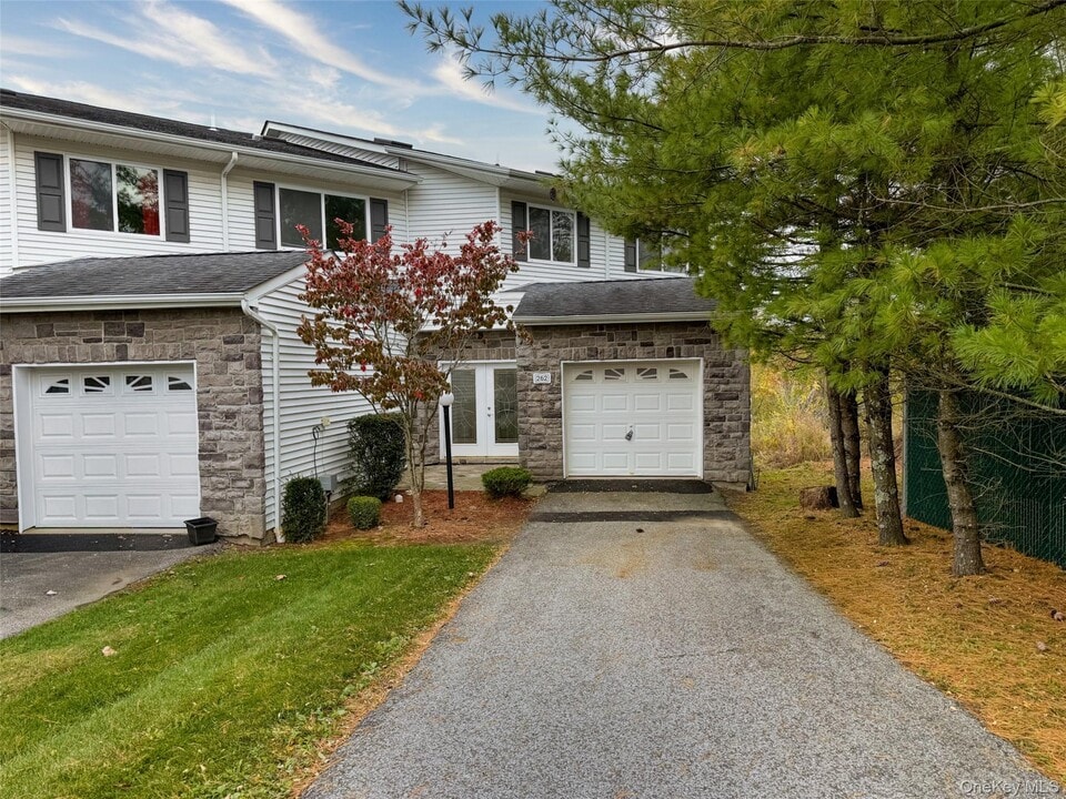 262 Tamerisk Ln in New Windsor, NY - Building Photo