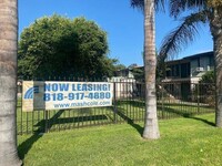 Woodman Apartments in Van Nuys, CA - Foto de edificio - Building Photo