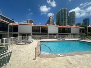 1990 Brickell Ave in Miami, FL - Building Photo - Building Photo