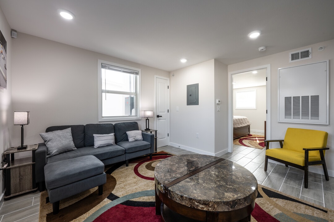 Beachside Palms @ Daytona Beach in Daytona Beach, FL - Building Photo