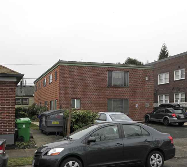 2434 NE Couch St in Portland, OR - Foto de edificio - Building Photo