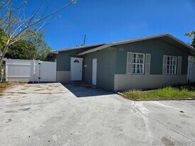 815 Silver Beach Rd in Lake Park, FL - Building Photo