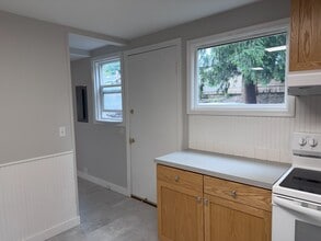 4509 SW Taylors Ferry Rd, Unit Unit A in Portland, OR - Foto de edificio - Building Photo