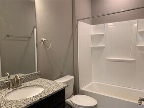 10942 Cannes Memorial Dr in Houston, TX - Building Photo - Building Photo