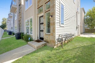 6725 St Augustine St in Houston, TX - Building Photo