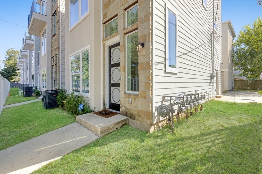 6725 St Augustine St in Houston, TX - Building Photo