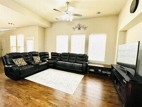6646 DeLeon St in Irving, TX - Foto de edificio - Building Photo