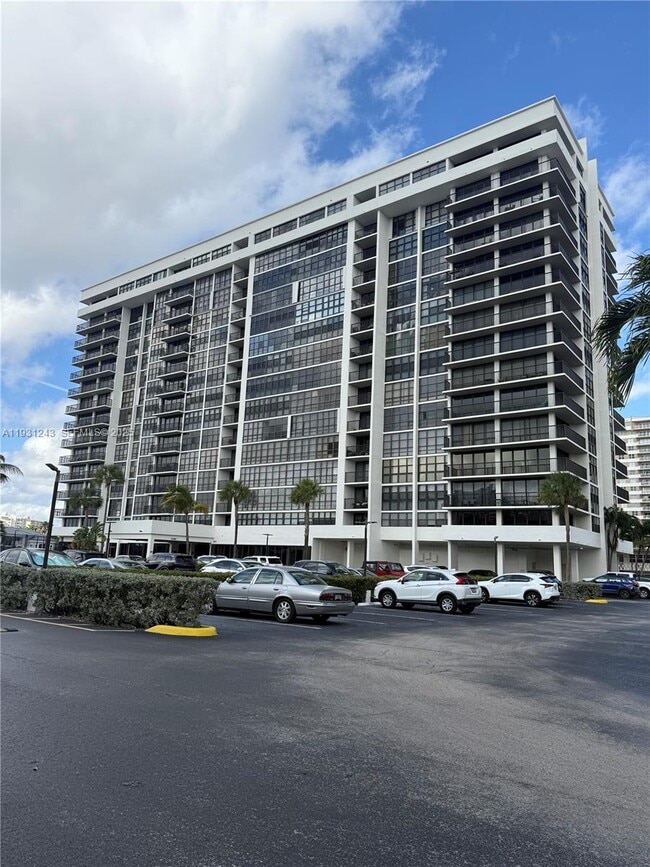 2017 S Ocean Dr in Hallandale Beach, FL - Building Photo - Building Photo