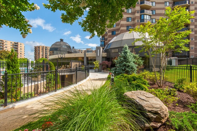 8370 Greensboro Dr, Unit 211 in McLean, VA - Building Photo - Building Photo